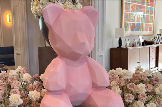 El enorme oso y las rosas en la casa de Kylie Jenner