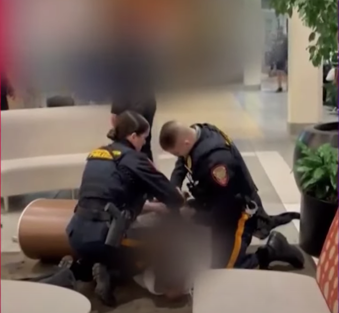 Indignación en EE.UU: se viraliza un video de policías atacando a un joven afroamericano