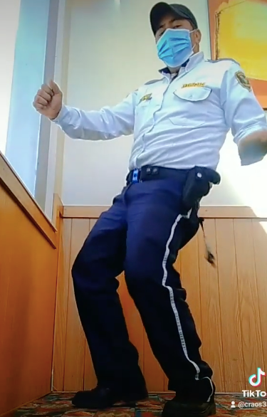 Vigilante es despedido porque lo sorprenden bailando un video de TikTok