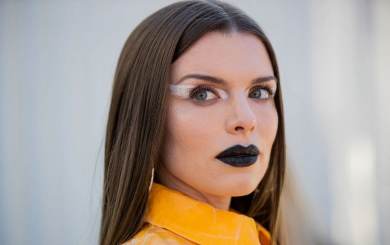 Julia Fox cambió su maquillaje por delineador blanco y lápiz labial negro en la semana de la moda de Milán