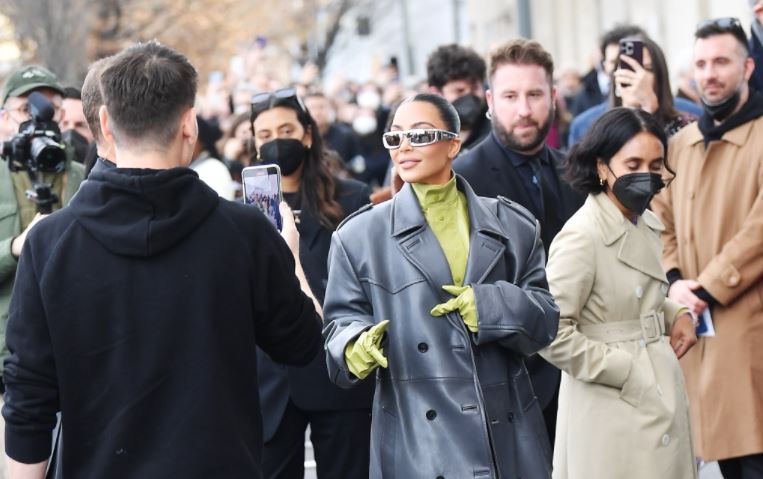 Kim Kardashian llega al desfile de Prada durante la Semana de la Moda de Milán