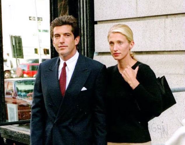 Gerente de relaciones públicas de Calvin Klein y modelo en su tiempo libre, Carolyn fue uno ícono de la moda en los '90