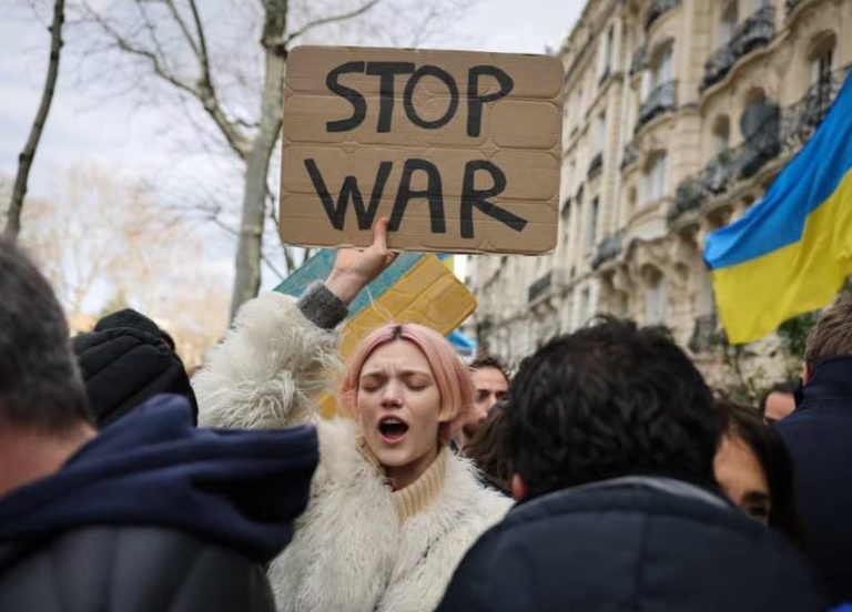 La modelo ucraniana Pasha Harulia protestando por la guerra en París