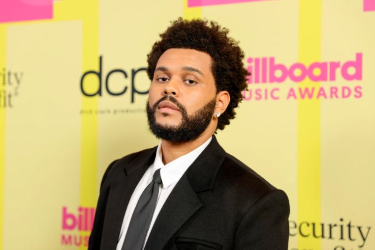 The Weeknd posa entre bastidores para los Billboard Music Awards 2021