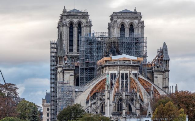 Fragmentos que probablemente datan del siglo XIV fueron descubiertos en Notre-Dame de Paris.