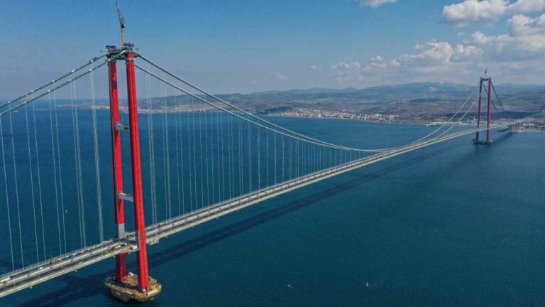 La construcción rompe el récord de puente colgante más largo del mundo.
