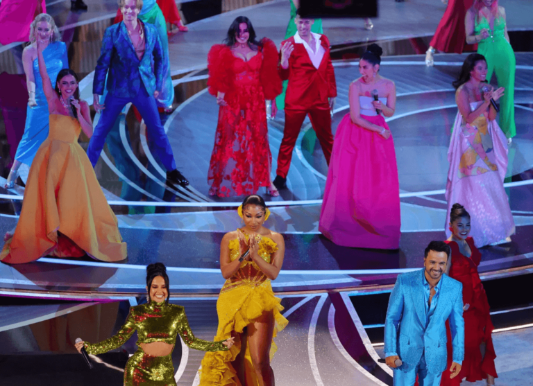 Luis Fonsi y Becky G decepcionan a colombianos al cantar en los Óscar "No se habla de Bruno"