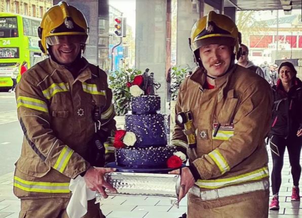 Los bomberos con el pastel rescatado